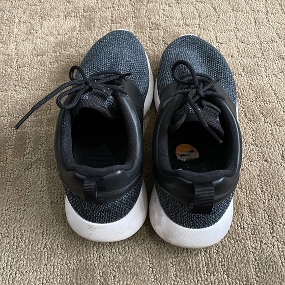 Nike - Picture 3 of 6